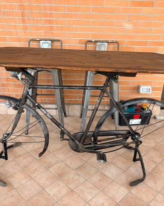 Tavolo da arredo artigianale con bici vintage