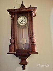 Orologio a pendolo antico da parete in legno