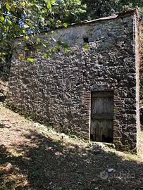 Rustico di montagna con strada