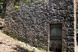 Rustico di montagna con strada
