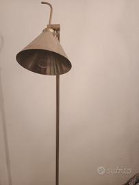 lampada a piede di metallo