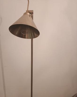lampada a piede di metallo