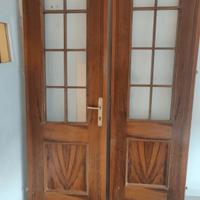 Porte in legno intarsiato molto robuste