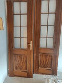 Porte in legno intarsiato molto robuste