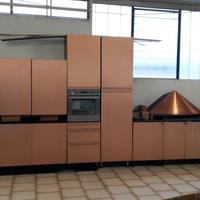cucina con elettrodomestici 