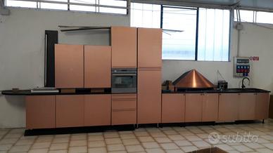 cucina con elettrodomestici 