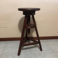 Sgabello in legno regolabile