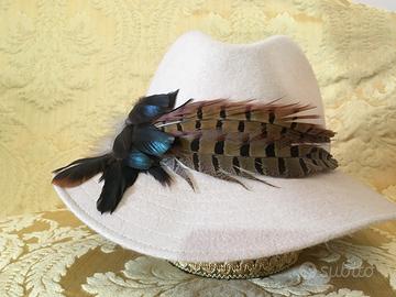 Cappello tipo Borsalino con piume