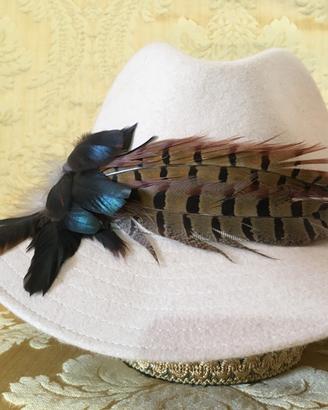 Cappello tipo Borsalino con piume