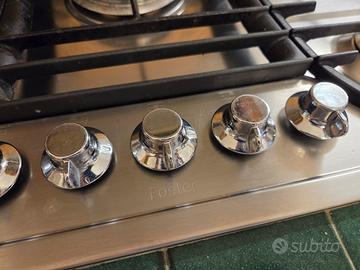 Cucina con forno, lavastoviglie, piano cottura