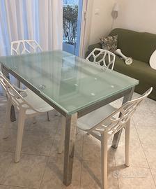 tavolo in vetro e acciaio