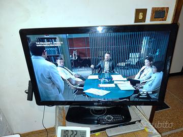 tv LCD full HD Philips da 32 pollici flatron. 