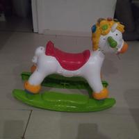 Cavalluccio a dondolo e con ruote