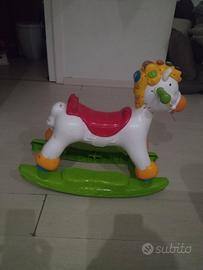 Cavalluccio a dondolo e con ruote