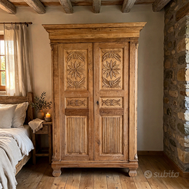 Armadio Antico in Legno Massello Intagliato a Mano