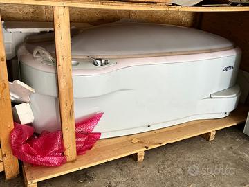 Una vasca terapeutica GENESI, di forma ovale, marc