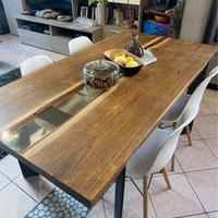 Tavolo in rovere massello con spaccato in resina