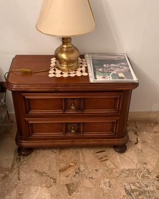 Letto matrimoniale con comodini e comò