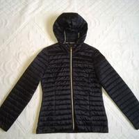 Giubbotto nero con cappuccio