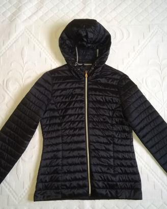 Giubbotto nero con cappuccio