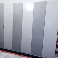 Armadio PAX e camera IKEA, bianca e grigia.