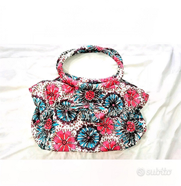 Borsa a spalla con una vivace stampa floreale. Un