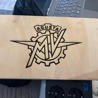 Quadro con logo mv agusta inciso al laser