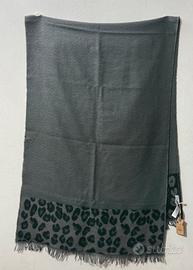 Sciarpa grigia con stampa leopardo e frange