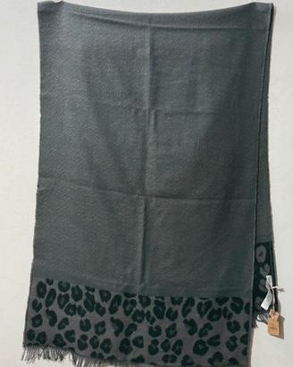 Sciarpa grigia con stampa leopardo e frange