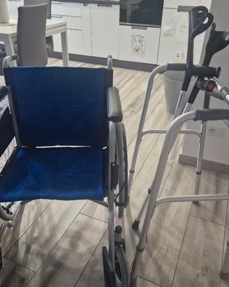 Sedia a rotelle, deambulatore e stampelle 