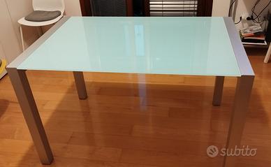 Tavolo moderno con 4 sedie