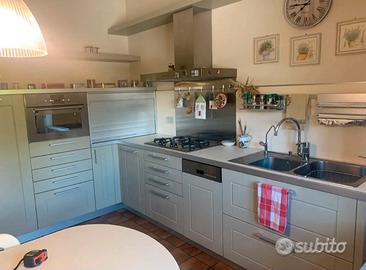 Cucina componibile di design come nuova