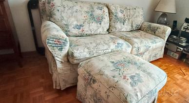 divano con poggiapiedi 