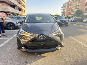 Toyota Aygo 1.0 VVT-i 72 CV 5 porte x-play MMT C.A