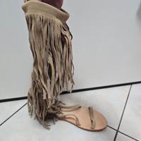 sandali alla schiava in camoscio con frange