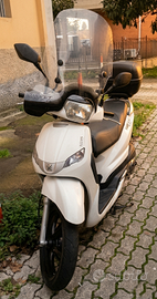 Scooter Peugeot tweet 125