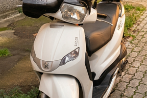 Scooter Peugeot tweet 125