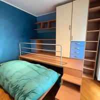 Cameretta soppalco con letti gemelli e scrivania