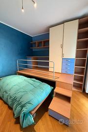 Cameretta soppalco con letti gemelli e scrivania