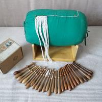 Antico tombolo con supporto e 28 fuselli