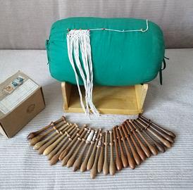 Antico tombolo con supporto e 28 fuselli