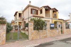 Villa caposchiera con giardino e posto auto