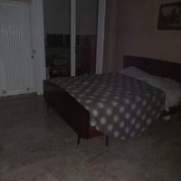 Letto matrimoniale con testiera in legno lucido