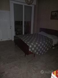 Letto matrimoniale con testiera in legno lucido