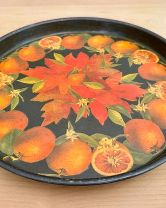 Vassoio in metallo decorato con agrumi e arance