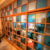 Separé in legno con riquadri in vetro