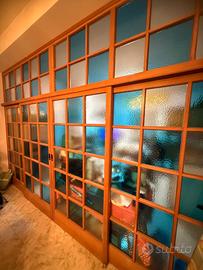 Separé in legno con riquadri in vetro