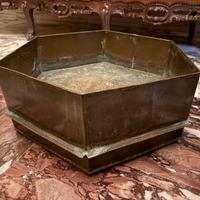 Fioriera esagonale in ottone con ruote