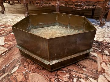 Fioriera esagonale in ottone con ruote