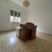 Comó, comodini, specchiera, lampadario, spalliera